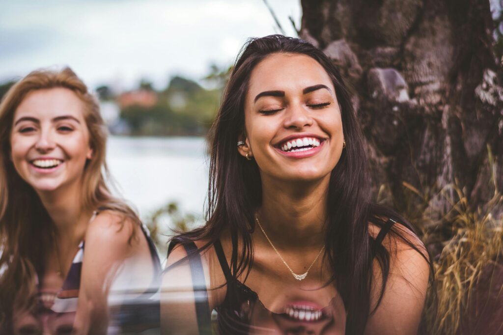 Duas mulheres sorrindo durante uma viagem em grupo