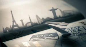 Close-up de um passaporte com carimbo de visto e avião de papel, símbolo de segurança viagem internacional