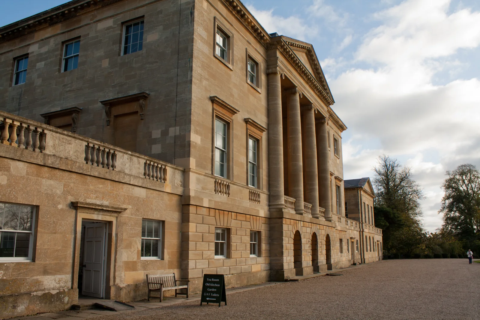 Fachada de pedra de Basildon Park, com colunas e terraço em frente à casa.