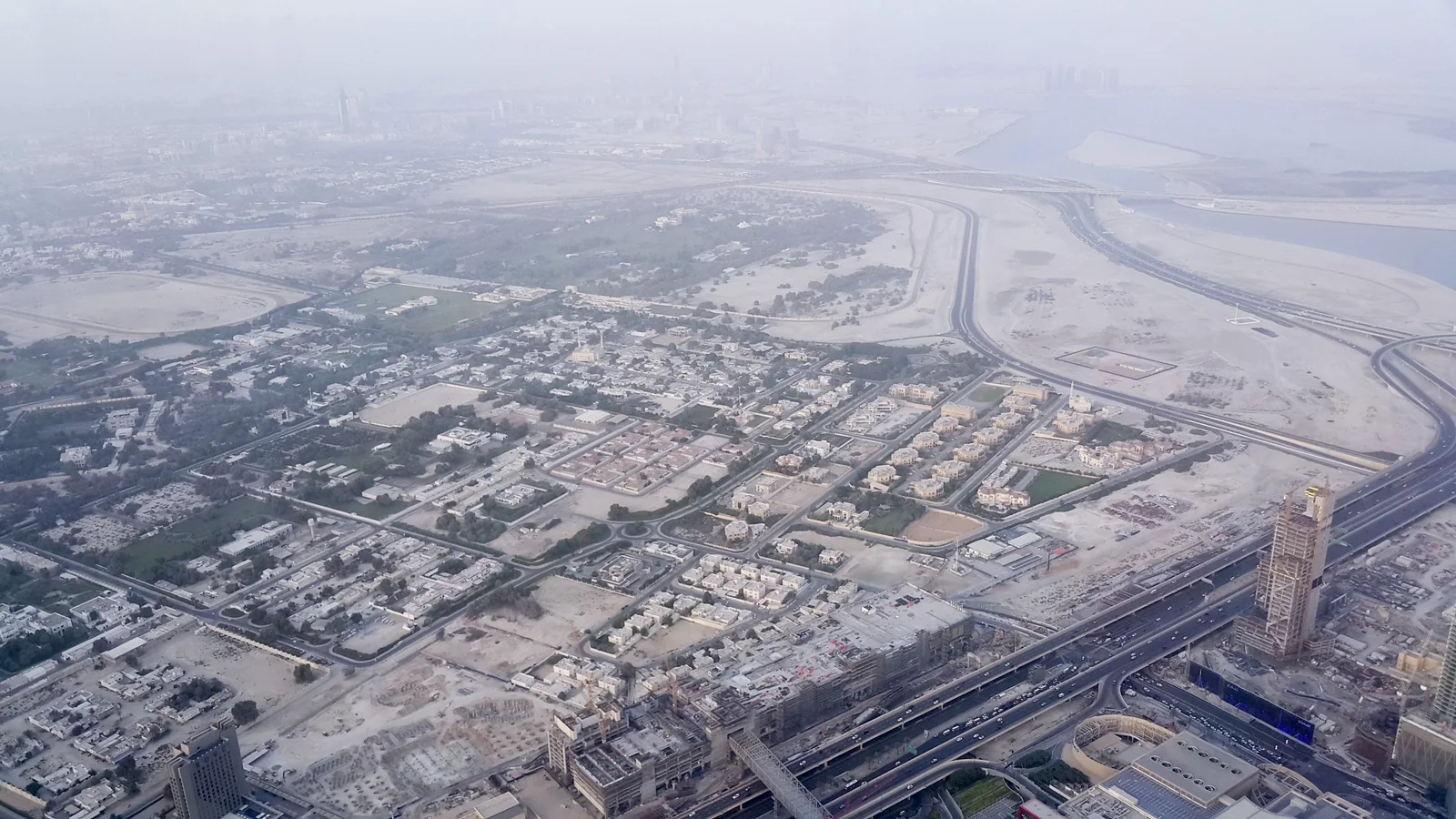 Edifícios e vias de Dubai vistos do observatório do 148º andar do Burj Khalifa.