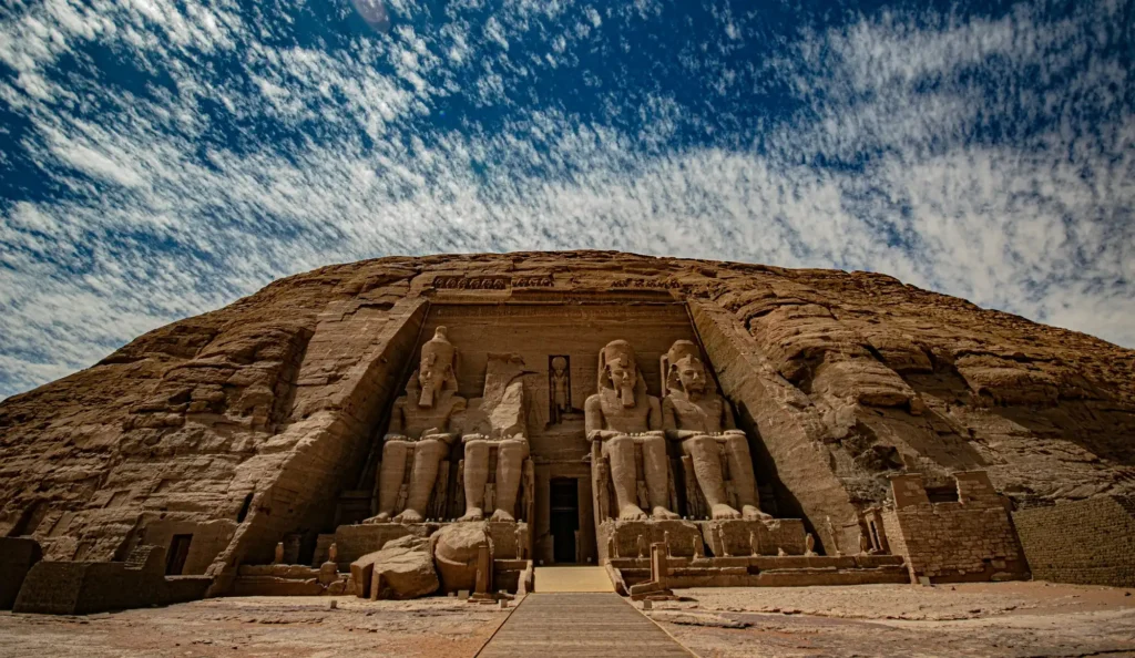 Fachada do Templo de Abu Simbel com as estátuas de Ramsés II