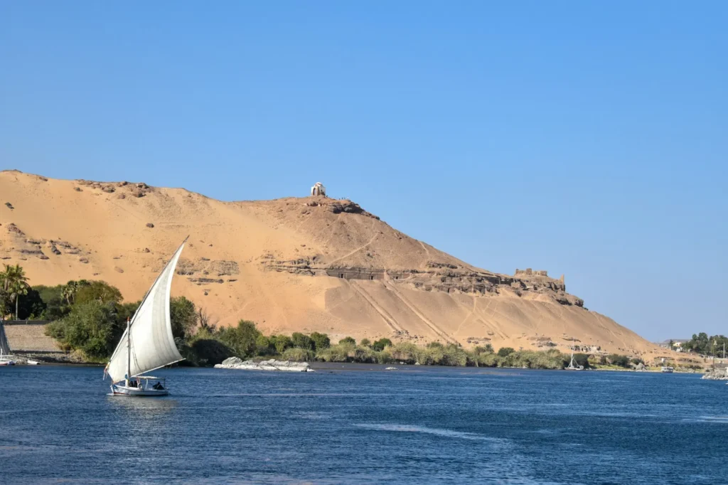 Felucca navegando no rio Nilo, em Assuã, no Egito
