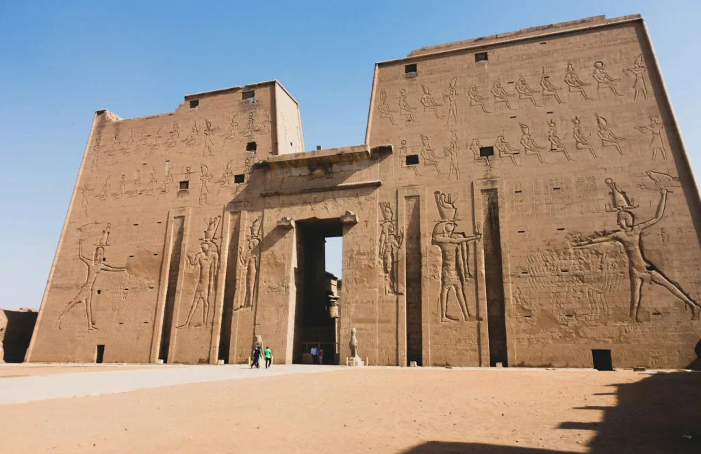 Entrada monumental do Templo de Hórus, em Edfu, no Egito