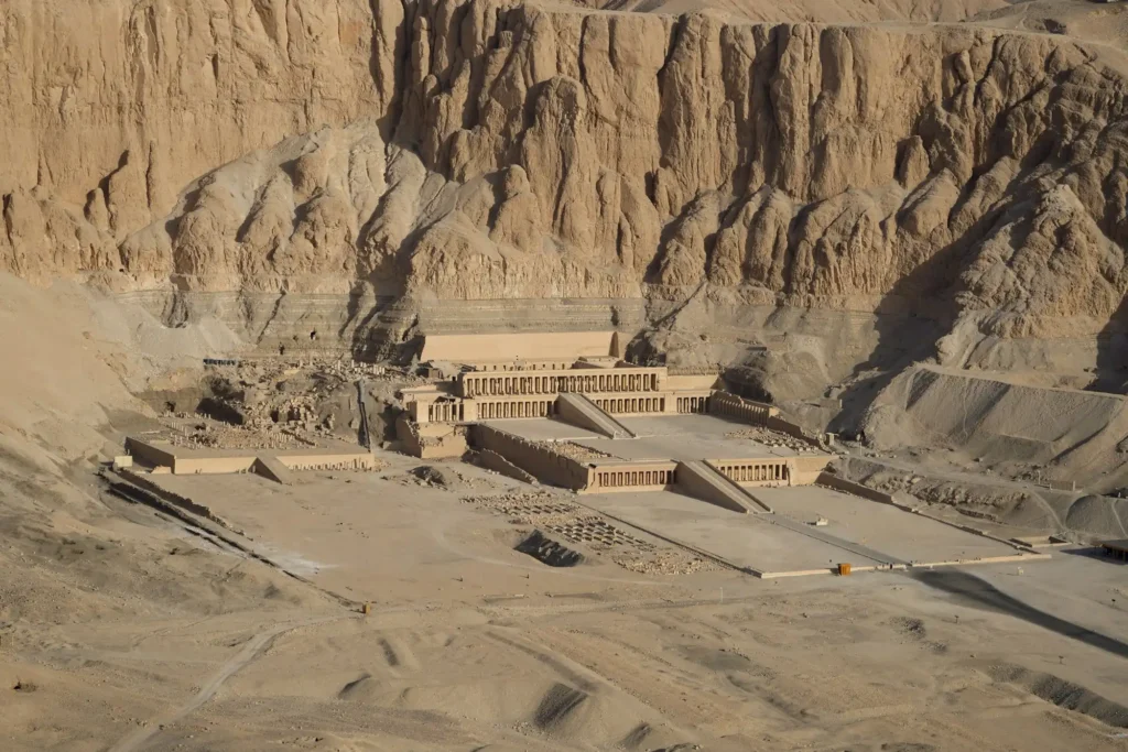 Vista aérea do Templo de Hatshepsut, em Luxor, junto às falésias do deserto