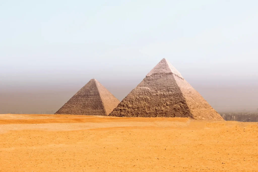 Pirâmides de Gizé no deserto, no Cairo, Egito