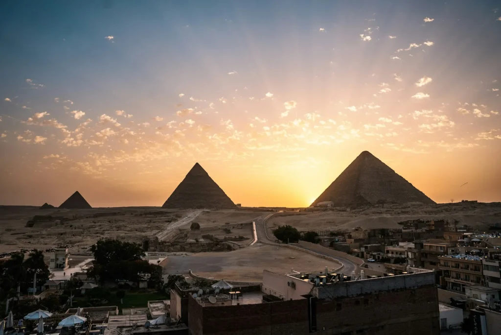Viagem em grupo ao Egito: pirâmides de Gizé ao nascer do sol