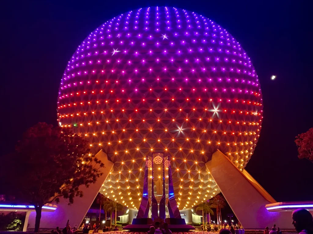 Spaceship Earth iluminada à noite no EPCOT, no Walt Disney World.