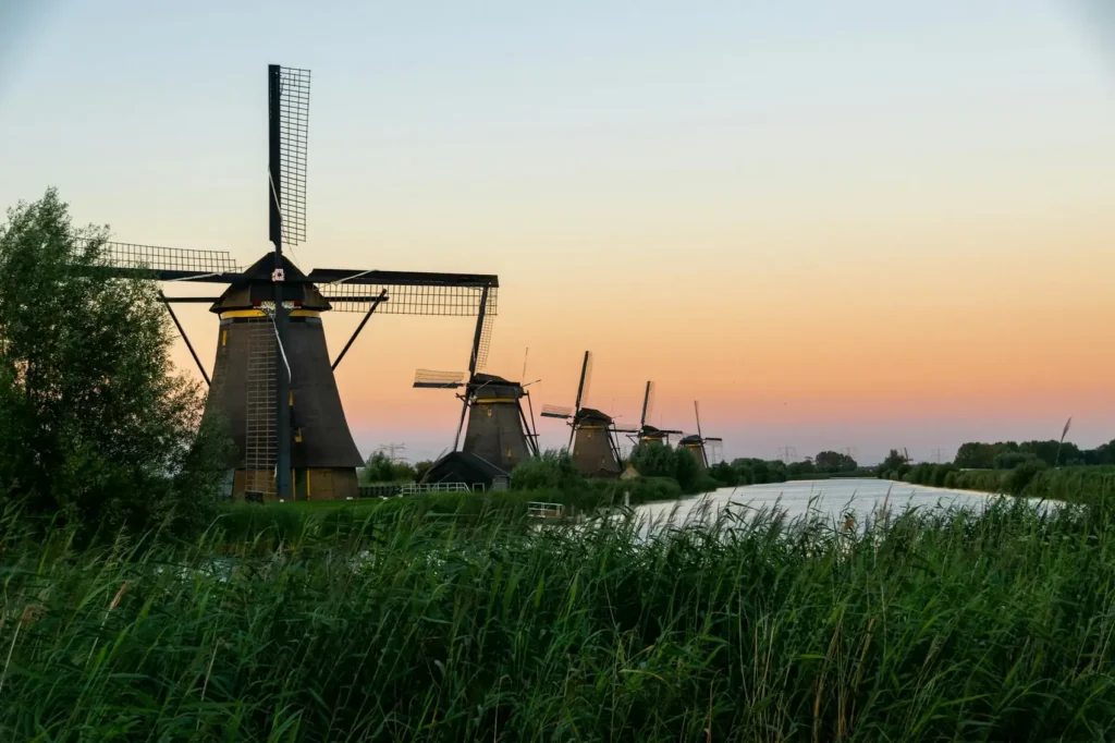 Moinhos de vento de Kinderdijk ao entardecer, na Holanda