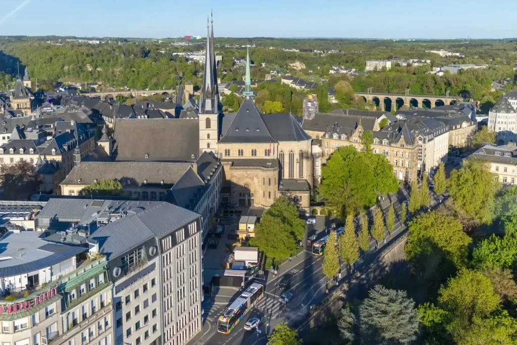 Vista aérea de Luxemburgo com a catedral de Notre-Dame