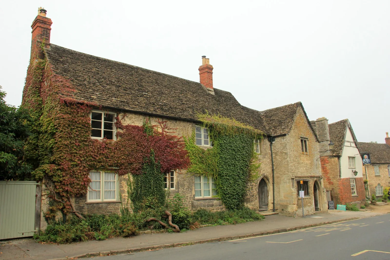 Casas históricas de pedra ao longo de uma rua da vila de Lacock, na Inglaterra.