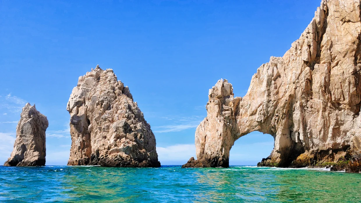 El Arco, formação rochosa com arco natural em Cabo San Lucas, em Los Cabos, no México, sob céu azul e mar turquesa.