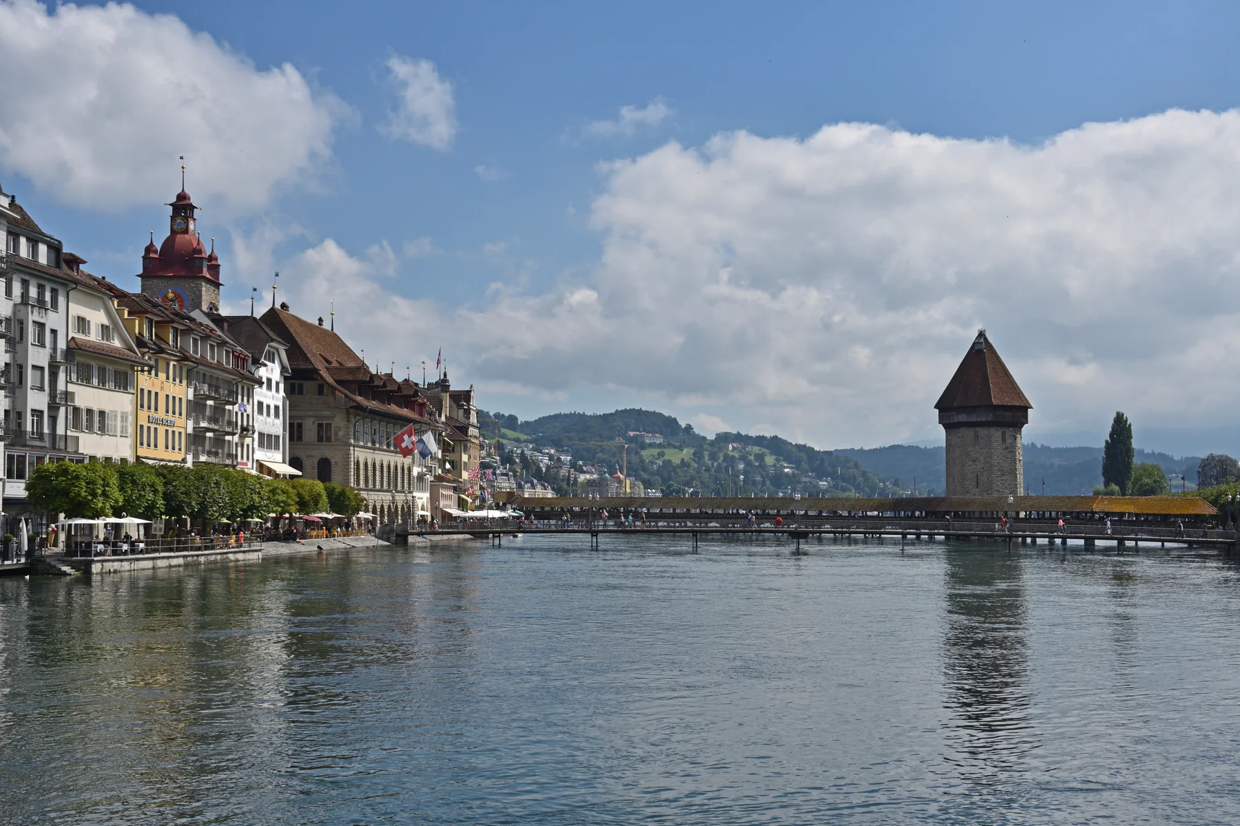 Ponte de madeira Kapellbrücke e torre Wasserturm sobre o rio Reuss, em Lucerna.
