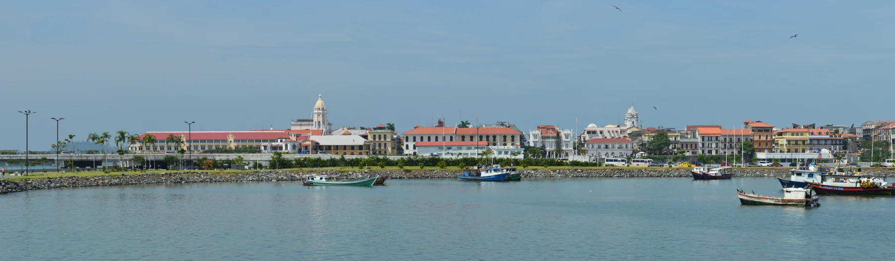 Casario do Casco Antiguo, na Cidade do Panamá, com barcos na água em primeiro plano.