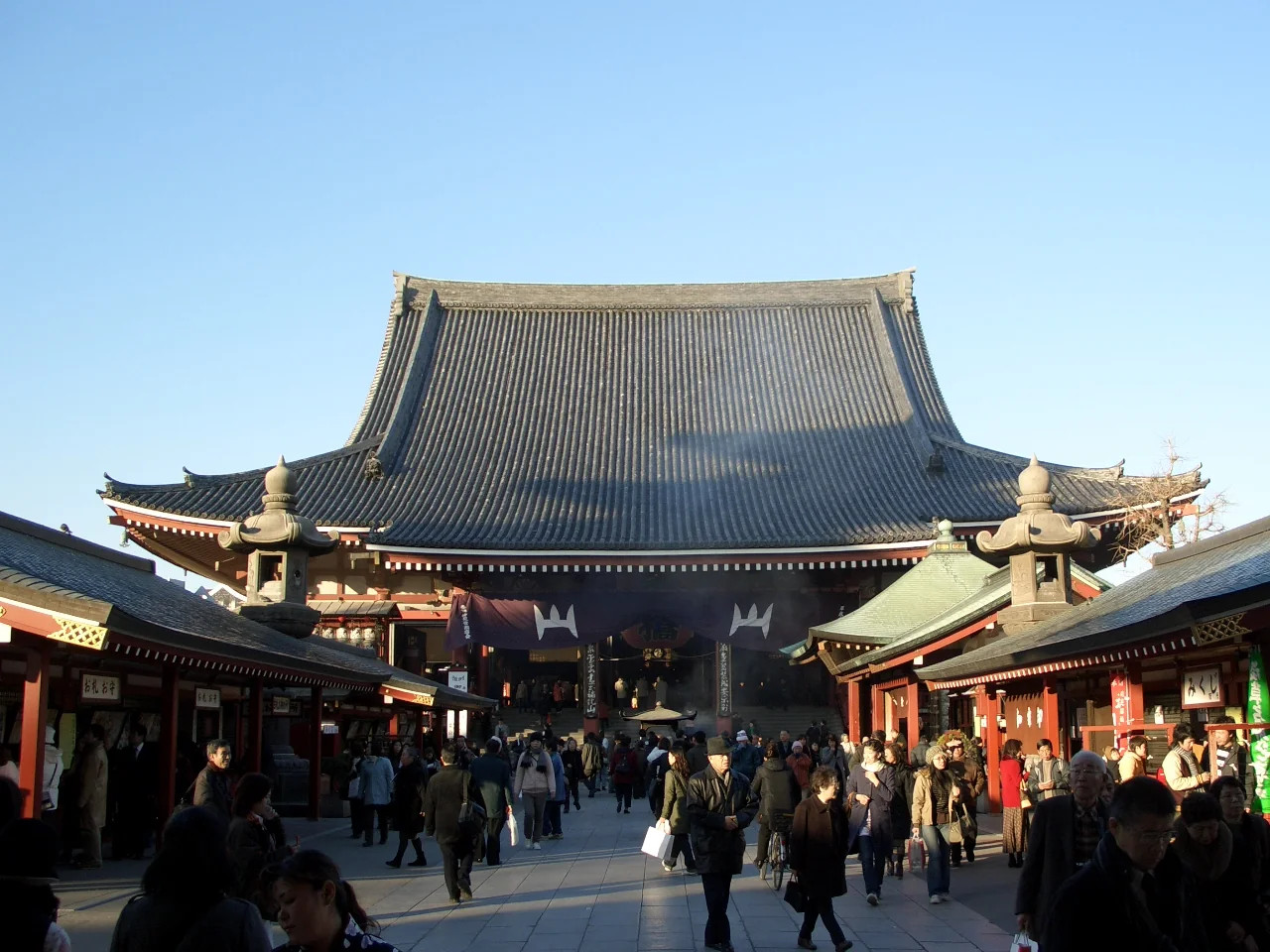 Fachada do templo Senso-ji, em Asakusa, com visitantes no pátio, em Tóquio.