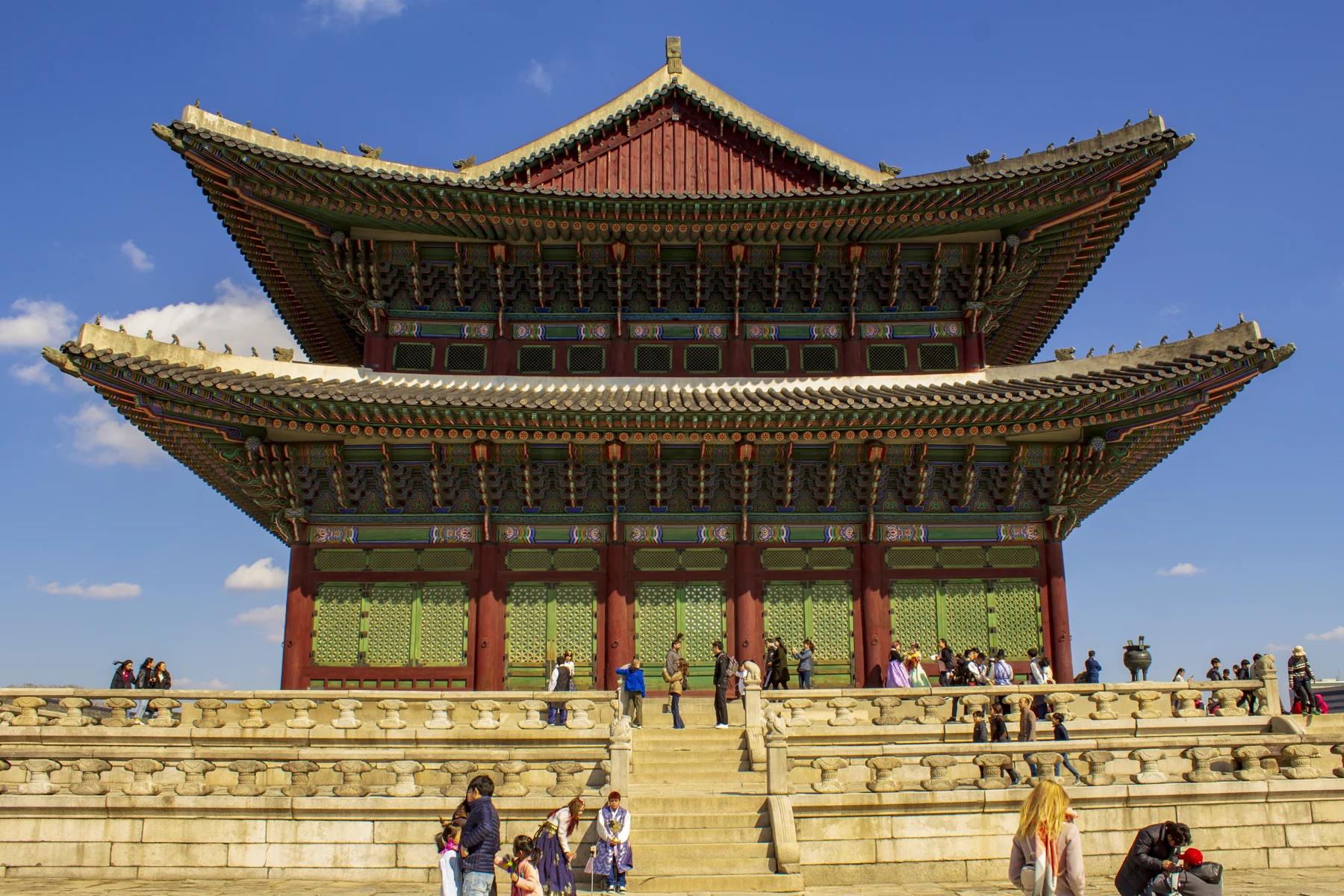 Vista lateral do pavilhão Geunjeongjeon, no Palácio Gyeongbokgung, em Seul.