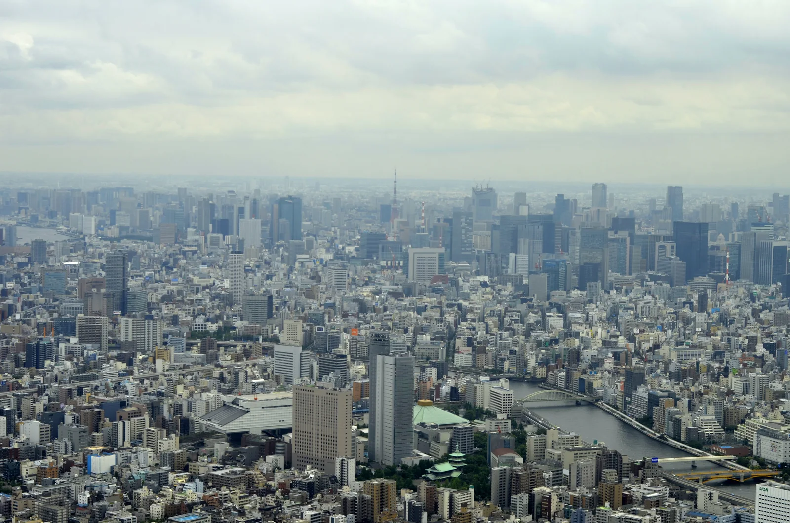 Panorama de Tóquio visto do Tembo Deck da Tokyo Skytree, com edifícios até o horizonte.