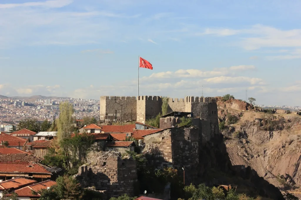 Cidadela de Ancara com a bandeira da Turquia e os telhados da cidade