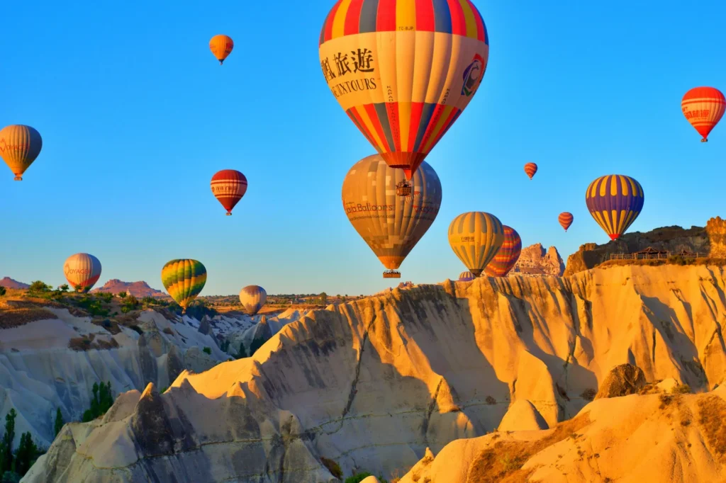 Viagem em grupo à Turquia: balões coloridos sobre a Capadócia ao nascer do sol
