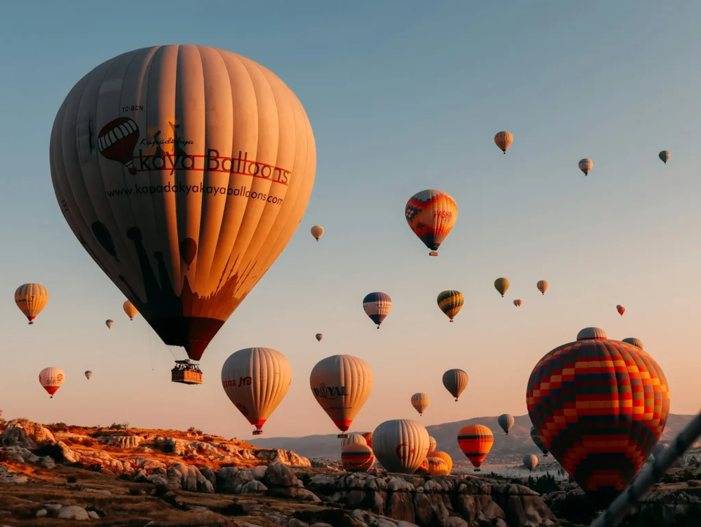 Balões de ar quente sobrevoando a Capadócia, na Turquia