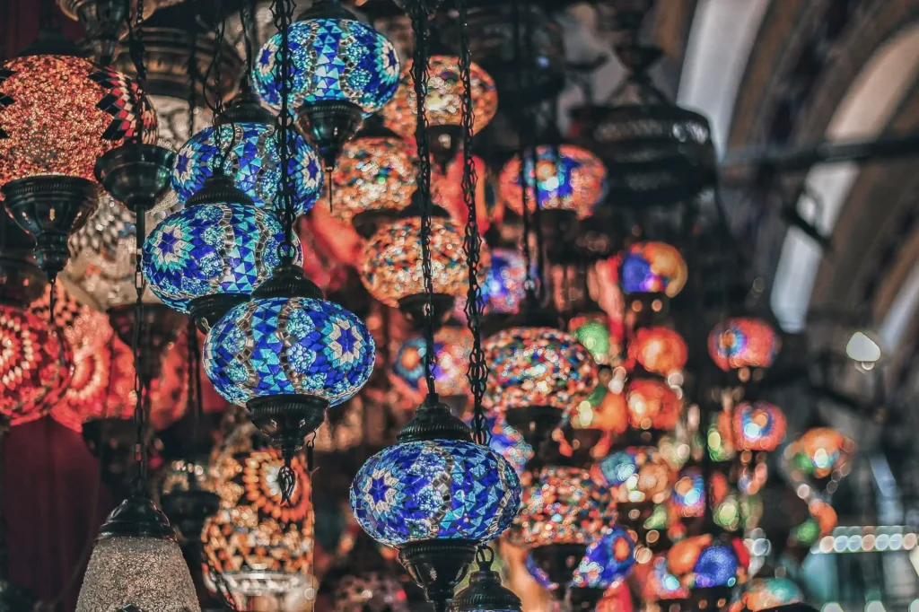 Lanternas turcas de vidro colorido, típicas dos bazares de Istambul