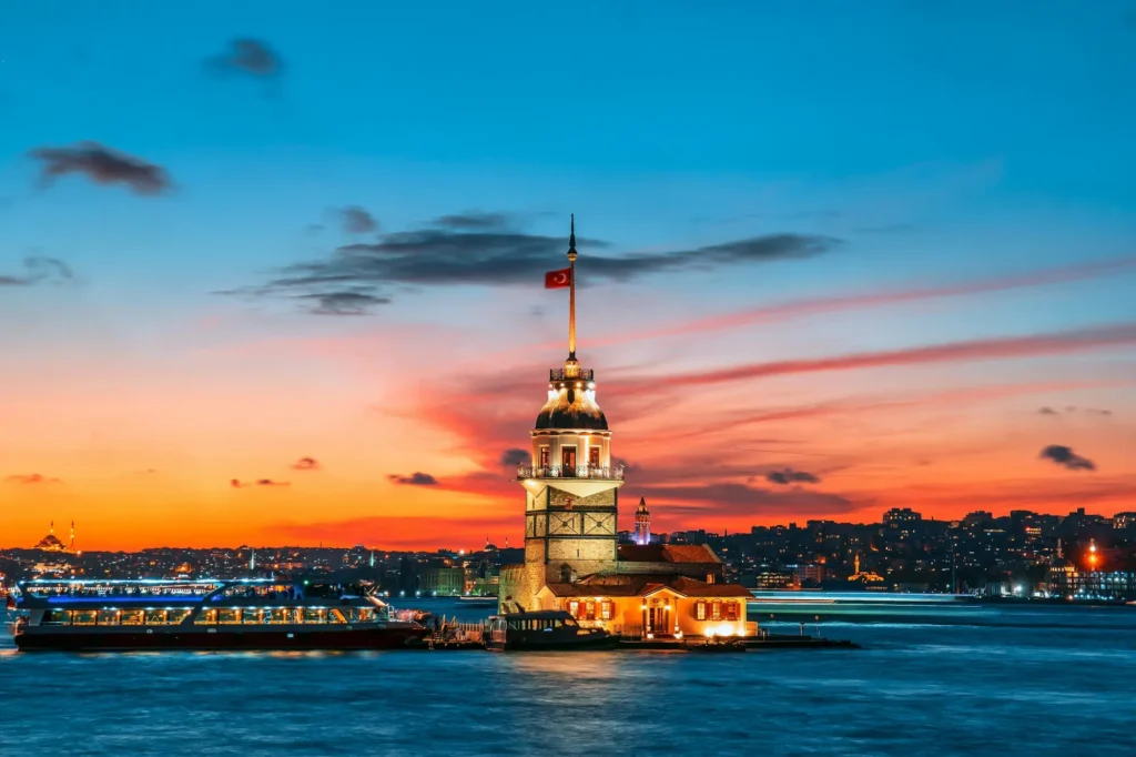 Torre da Donzela no Bósforo ao pôr do sol, em Istambul