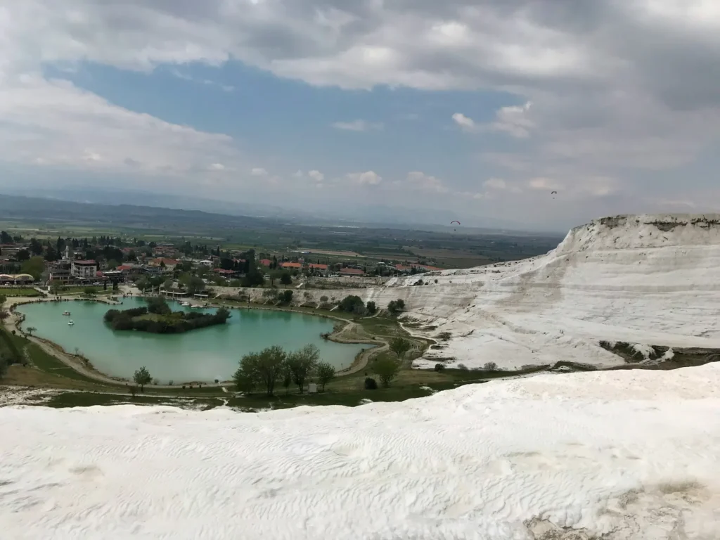 Terraços brancos de travertino e piscinas termais de Pamukkale, na Turquia